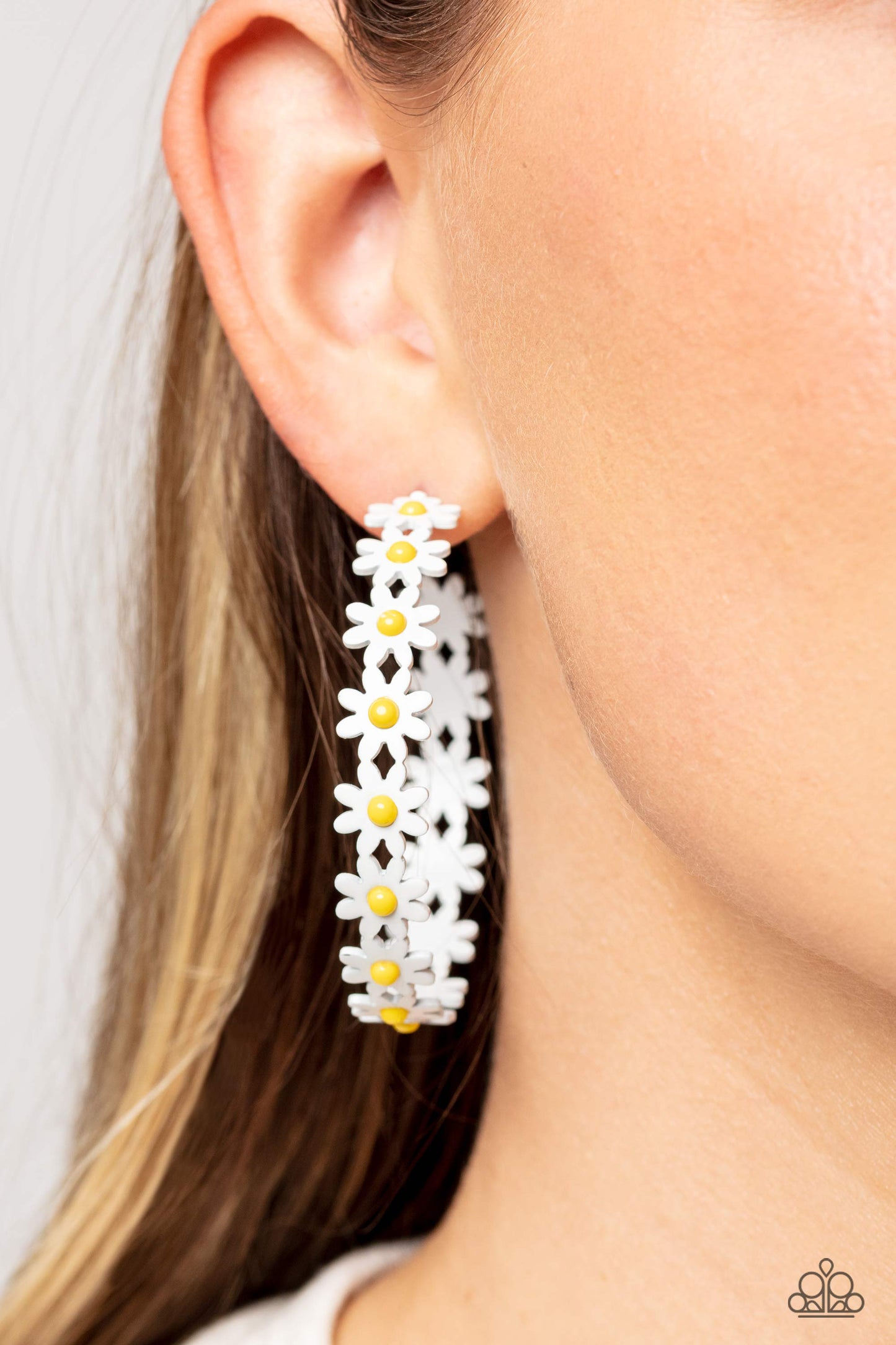 Paparazzi Accessories: Daisy Disposition - White Earring